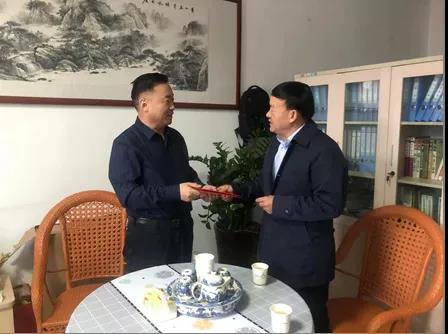 敦煌種業(yè)領(lǐng)導看望慰問公司老干部、老黨員及困難黨員職工