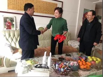 敦煌種業(yè)領(lǐng)導看望慰問公司老干部、老黨員及困難黨員職工