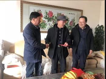 敦煌種業(yè)領(lǐng)導看望慰問公司老干部、老黨員及困難黨員職工