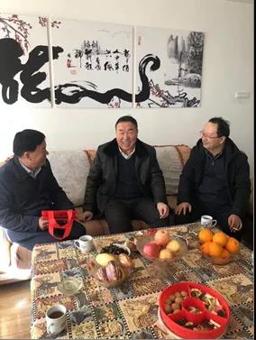 敦煌種業(yè)領(lǐng)導看望慰問公司老干部、老黨員及困難黨員職工