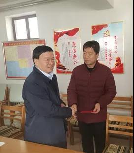 敦煌種業(yè)領(lǐng)導看望慰問公司老干部、老黨員及困難黨員職工