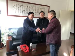 敦煌種業(yè)領(lǐng)導看望慰問公司老干部、老黨員及困難黨員職工